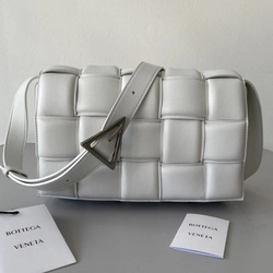 보테가 베네타 토프 패디드 카세트백 화이트